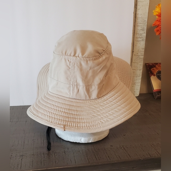 Signatures Golf Hat - Picture 2 of 3